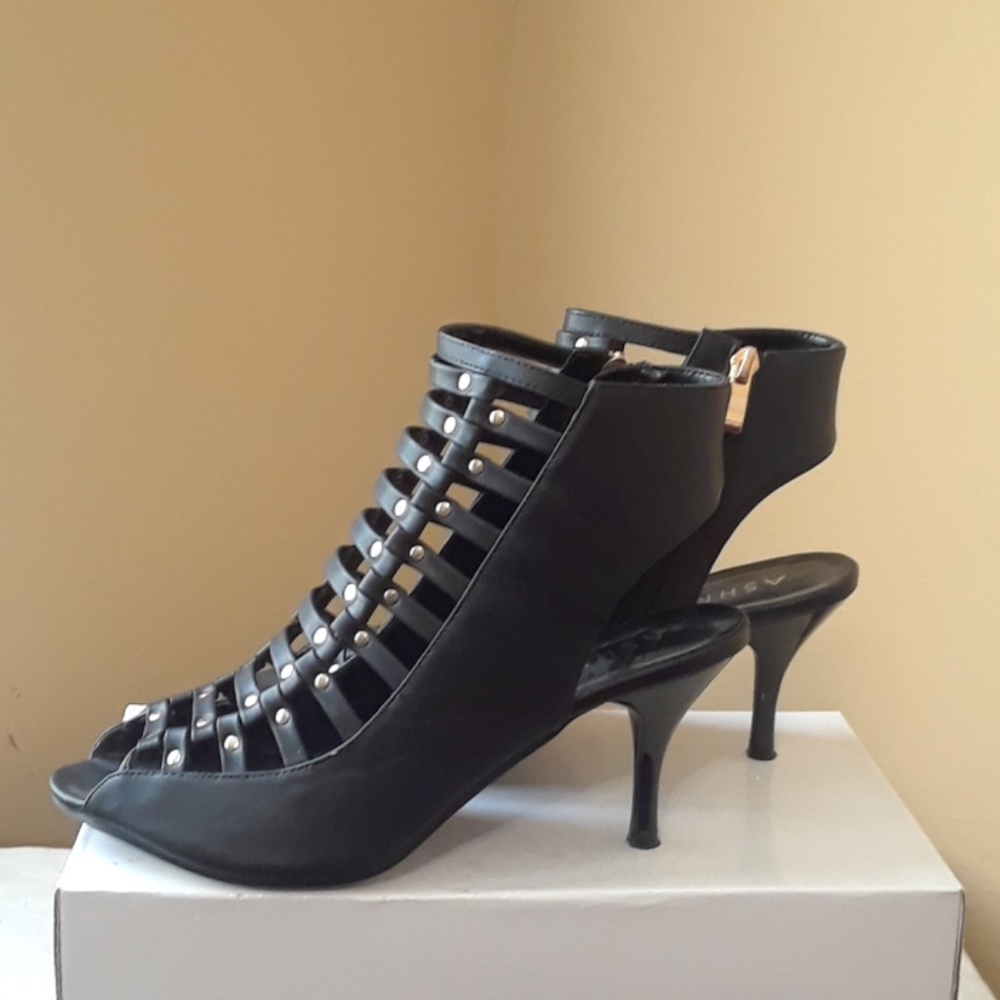 ASHRO. - BLACK OPEN TOE BOOTIES